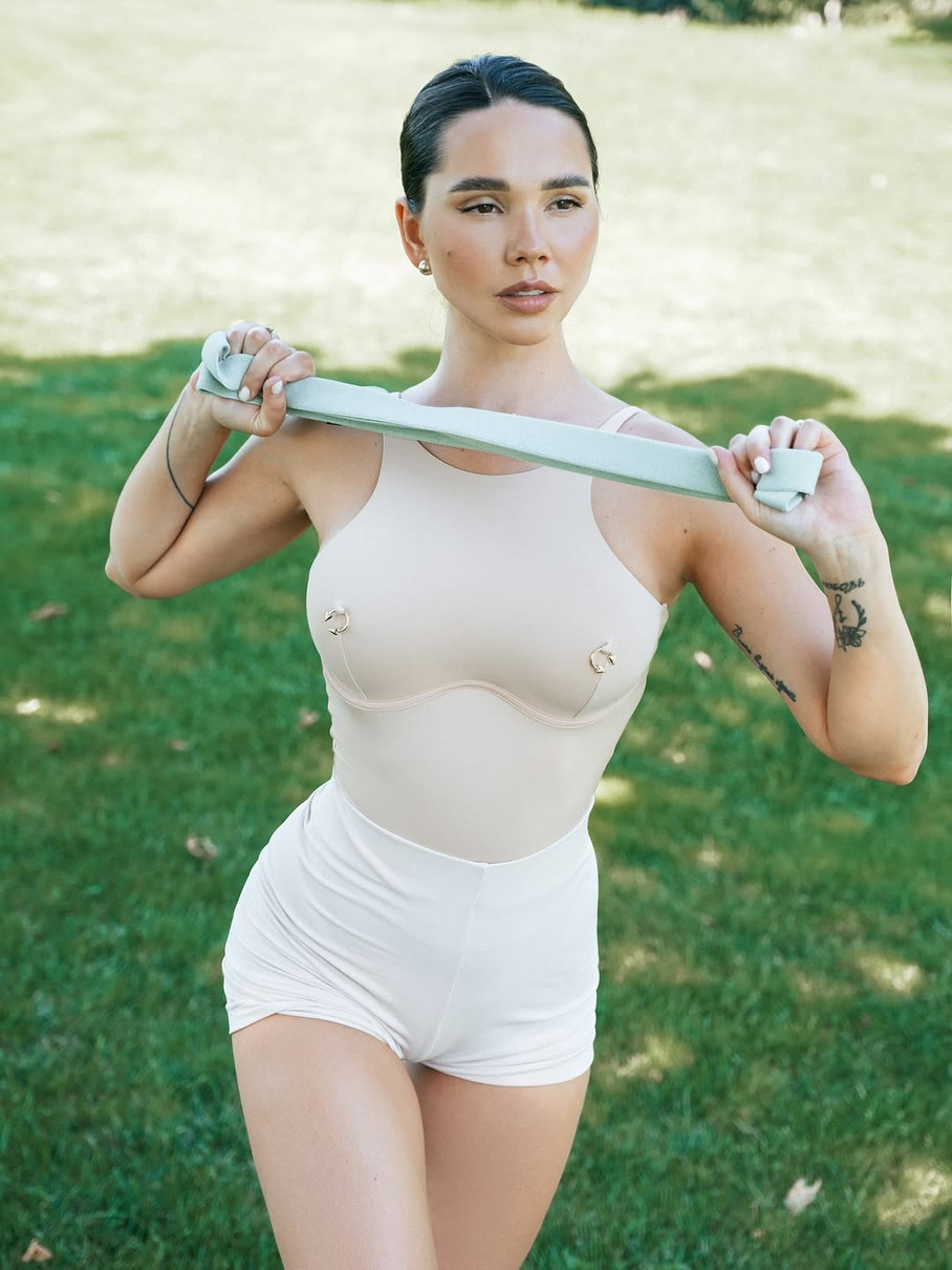 Наталія Татарінцева у шортиках похвалилася стрункою талією і стегнами