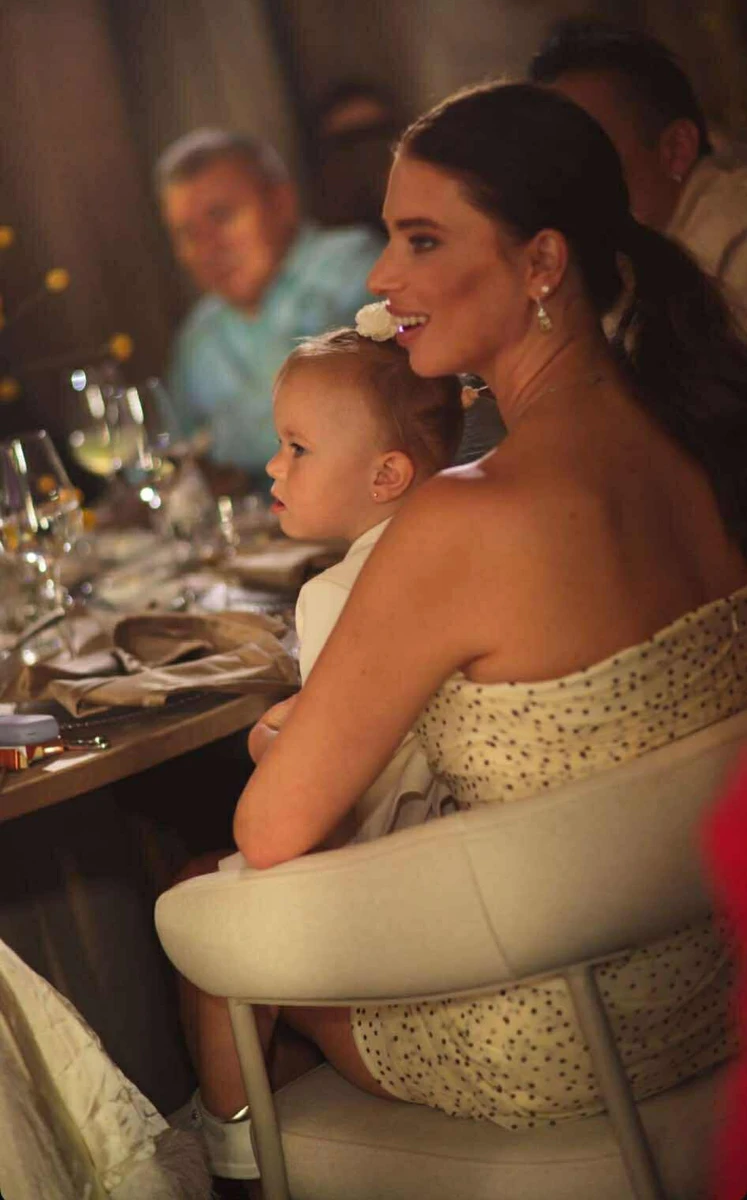 Дружина Олександра Усика у міні попозувала з дочкою на руках на заході