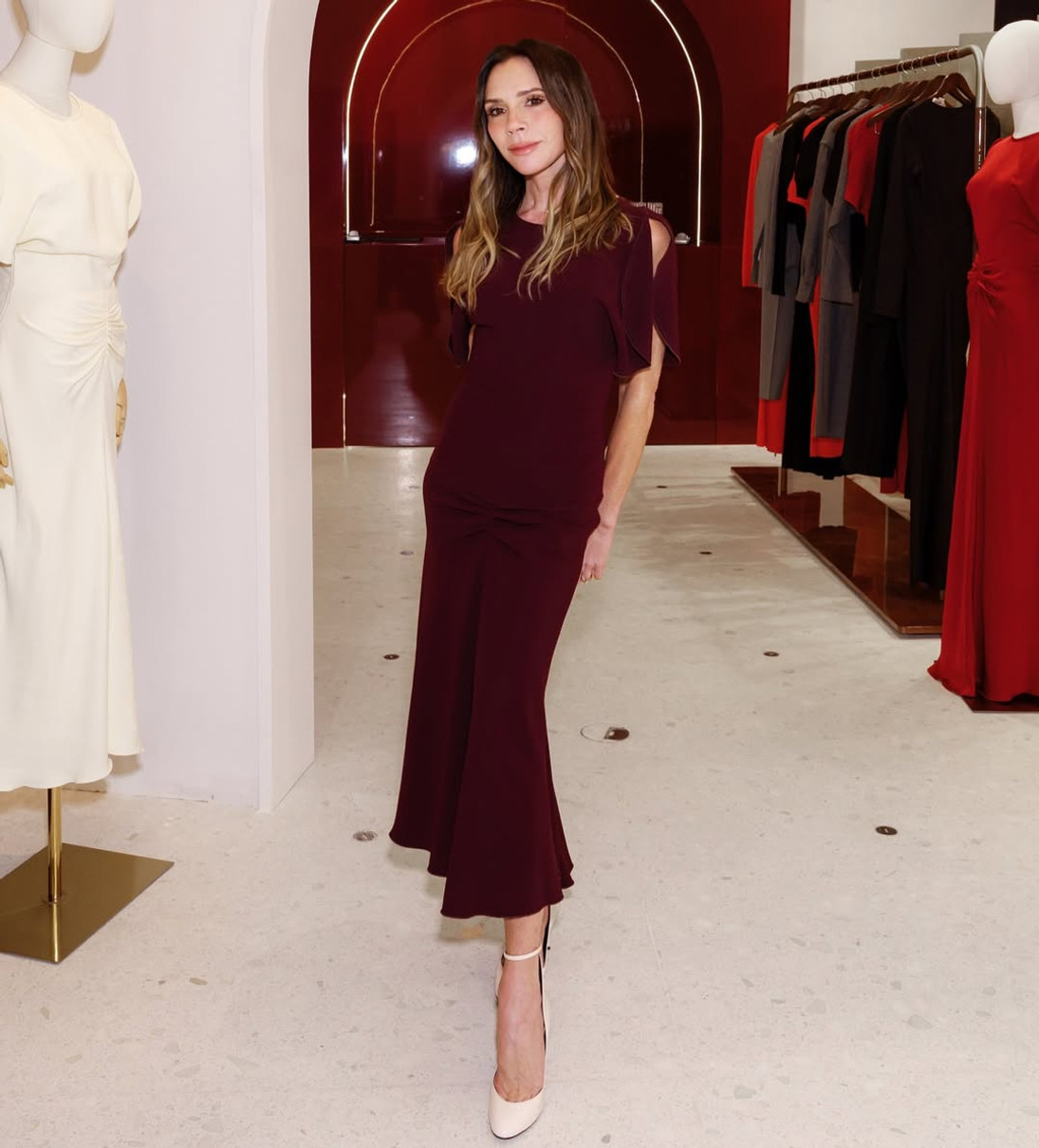 Вікторія Бекхем блиснула стрункістю в елегантній сукні власного бренду
