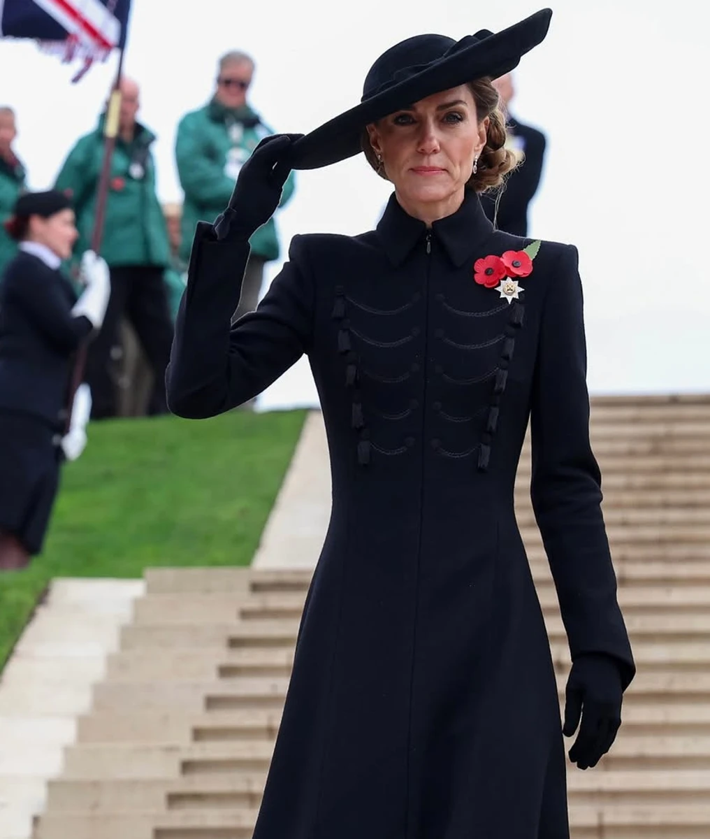 Кейт Міддлтон в елегантному пальті з маками і капелюхом показалася на заході