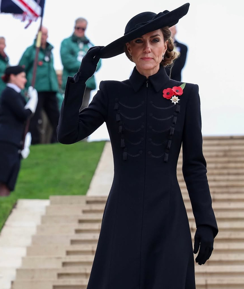 Кейт Міддлтон в елегантному пальті з маками і капелюхом показалася на заході