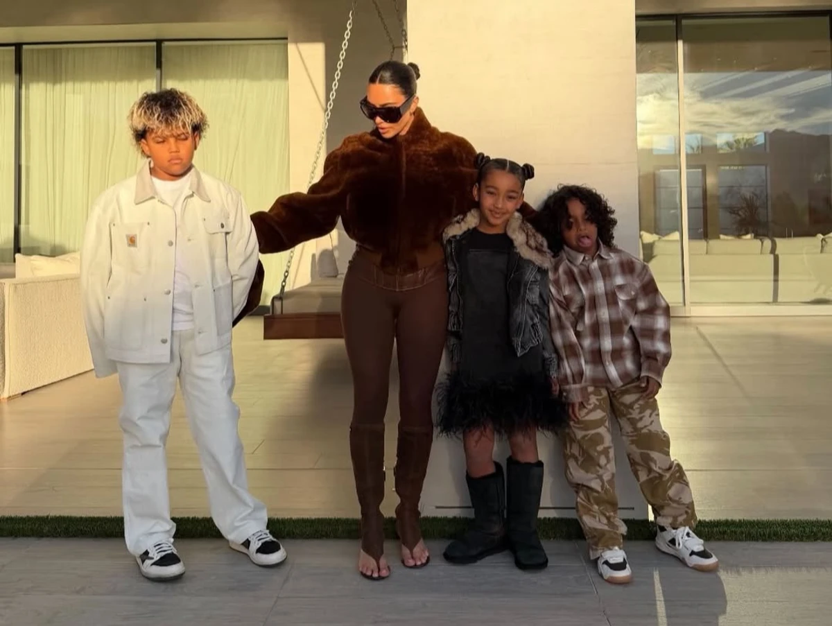 Кім Кардашян насмішила спробами пофотографуватися з дітьми