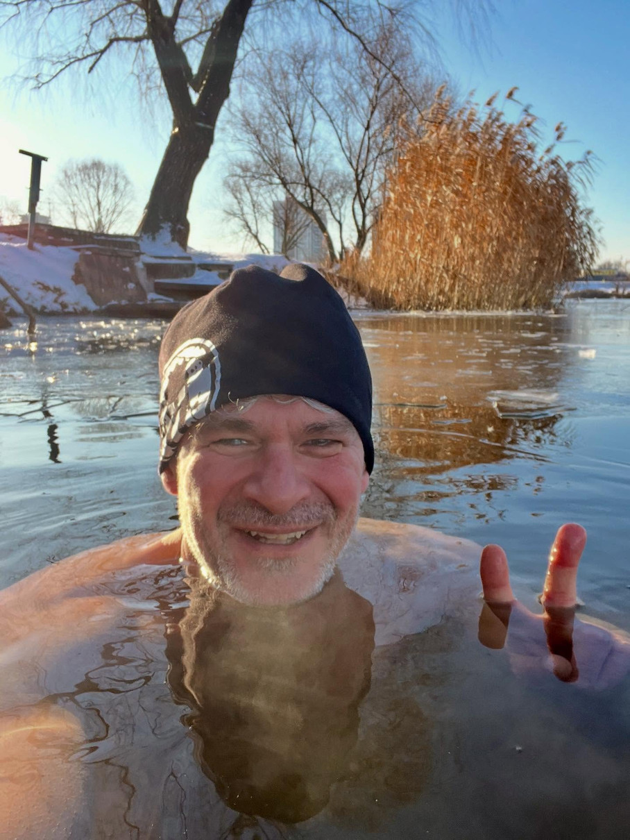 Арсен Мірзоян у крижаній воді