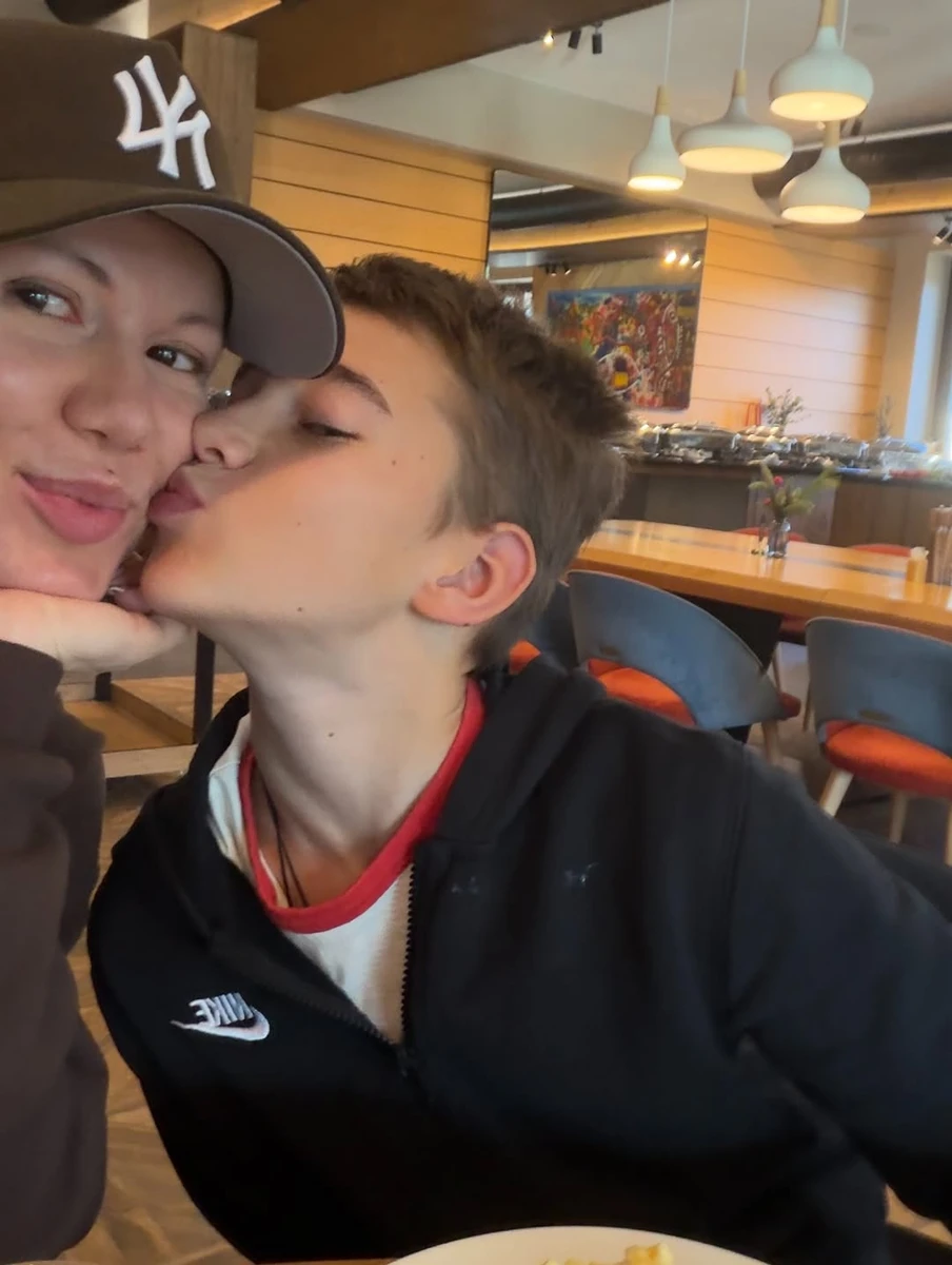 Альона Омаргалієва милим фото привітала сина з 12-річчям