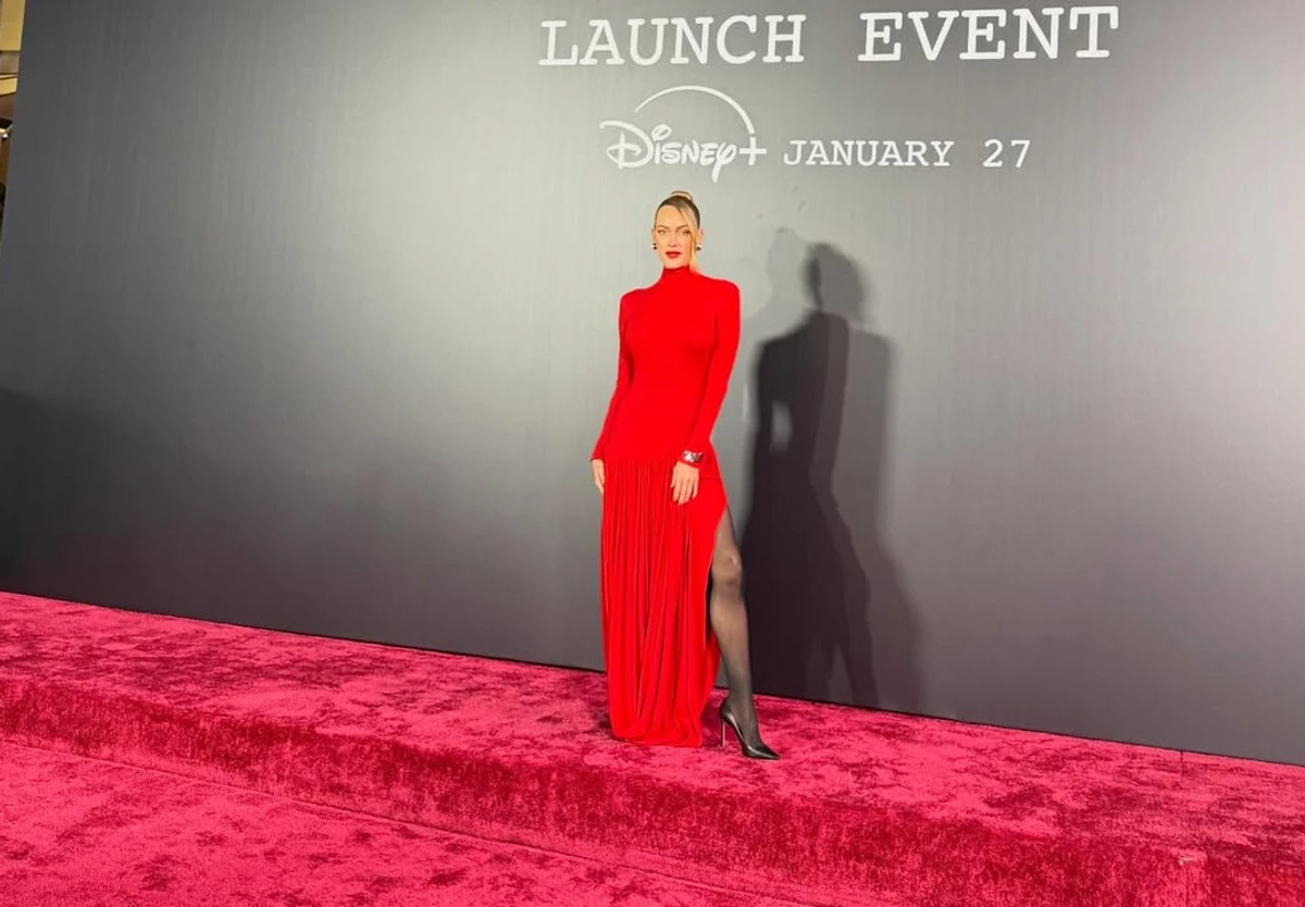 Дружина Макса Чмерковського посвітила тілом і ніжкою на хіднику