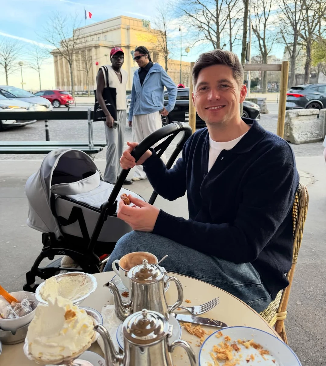 Дружина Остапчука сфоткала його з сином у візочку