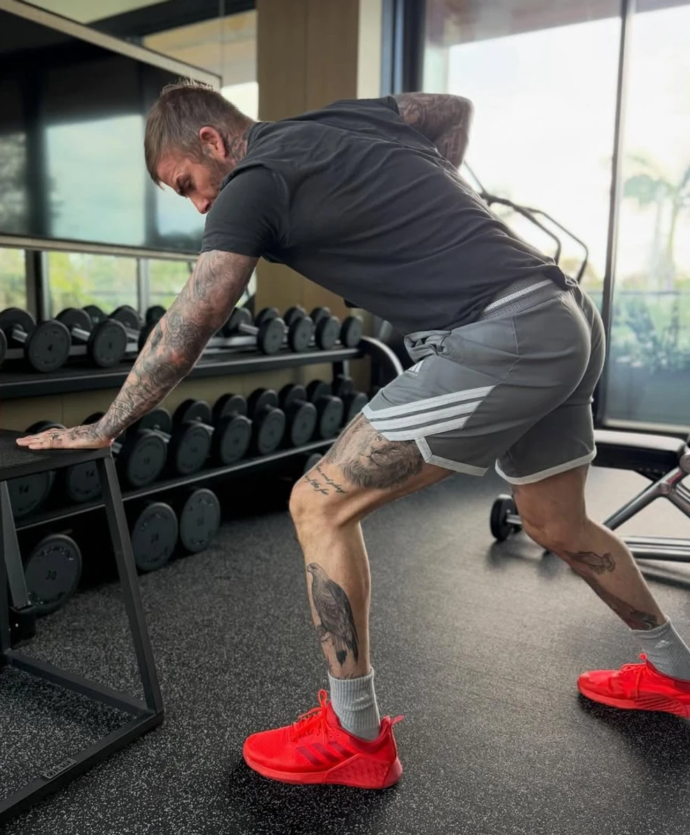 Девід Бекхем показав тренування з гантелями