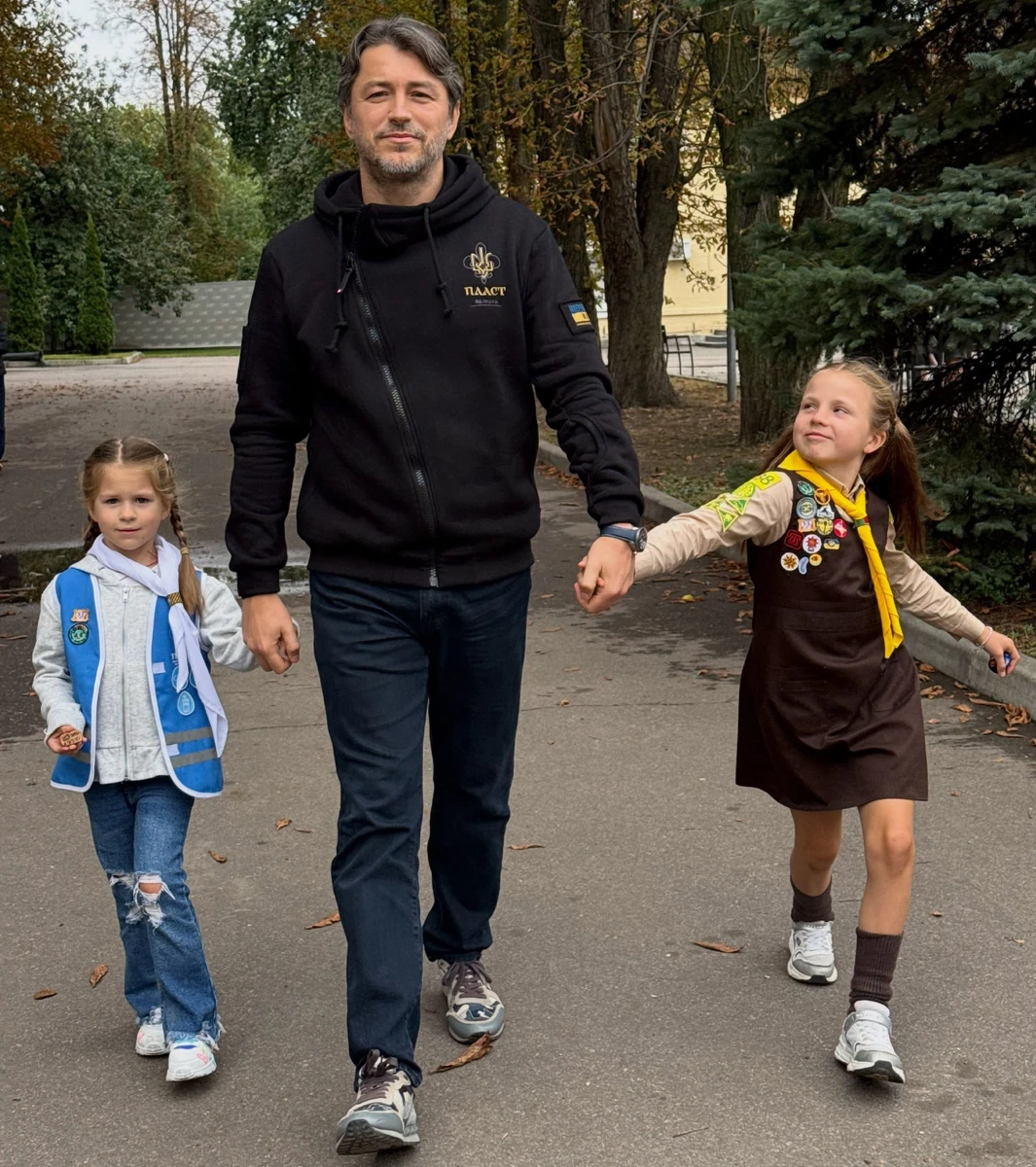 Сергій Притула за ручку попозував з дочками-скаутками