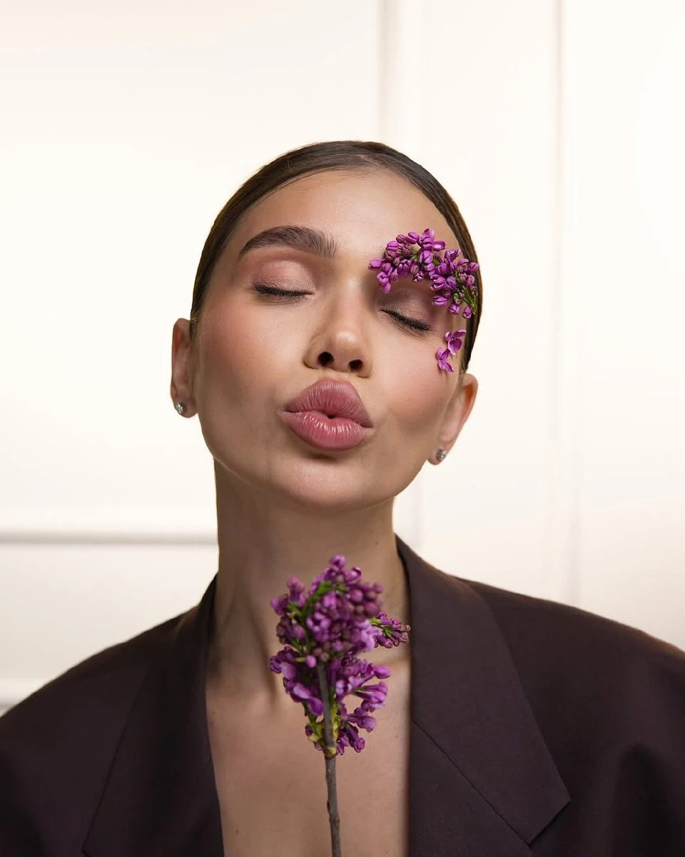 Саша Бо зробила бузковий мейк