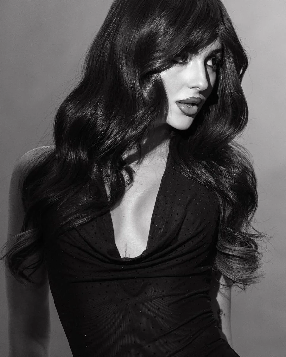 Трінчер у чорно-білій зйомці