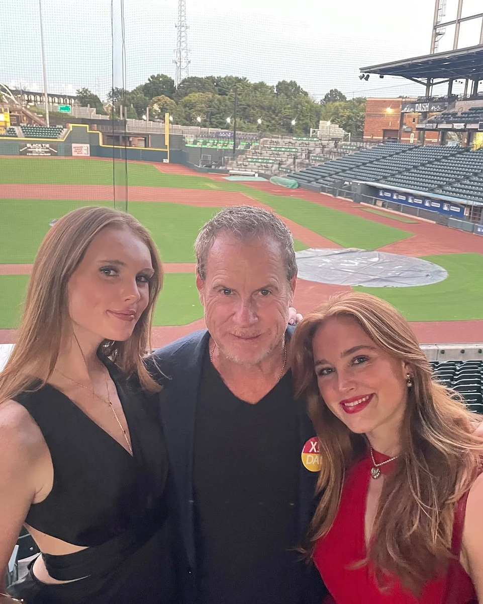 Чоловік Брук Шилдс в обіймах їхніх доньок