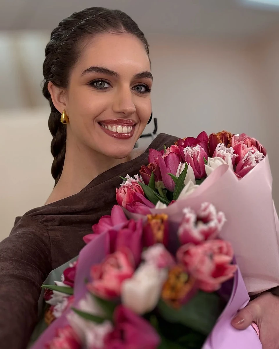 Колишня Дмитра Комарова попозувала з квітами в руках