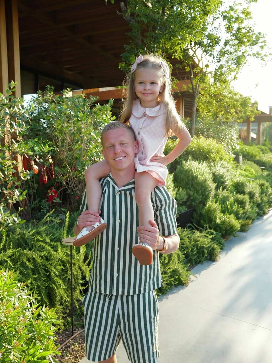 Олександр Зінченко з дочкою на руках попозував для милого фото