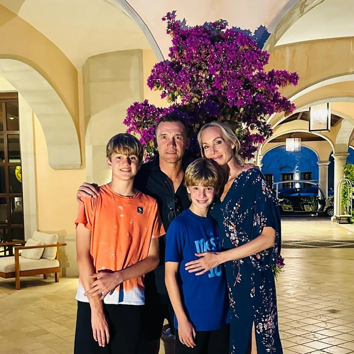 Шевченко з молодшими синами і дружиною