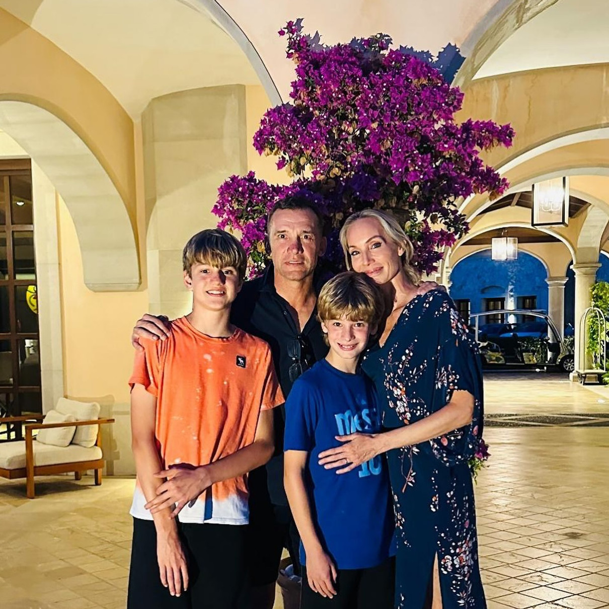 Шевченко з молодшими синами і дружиною