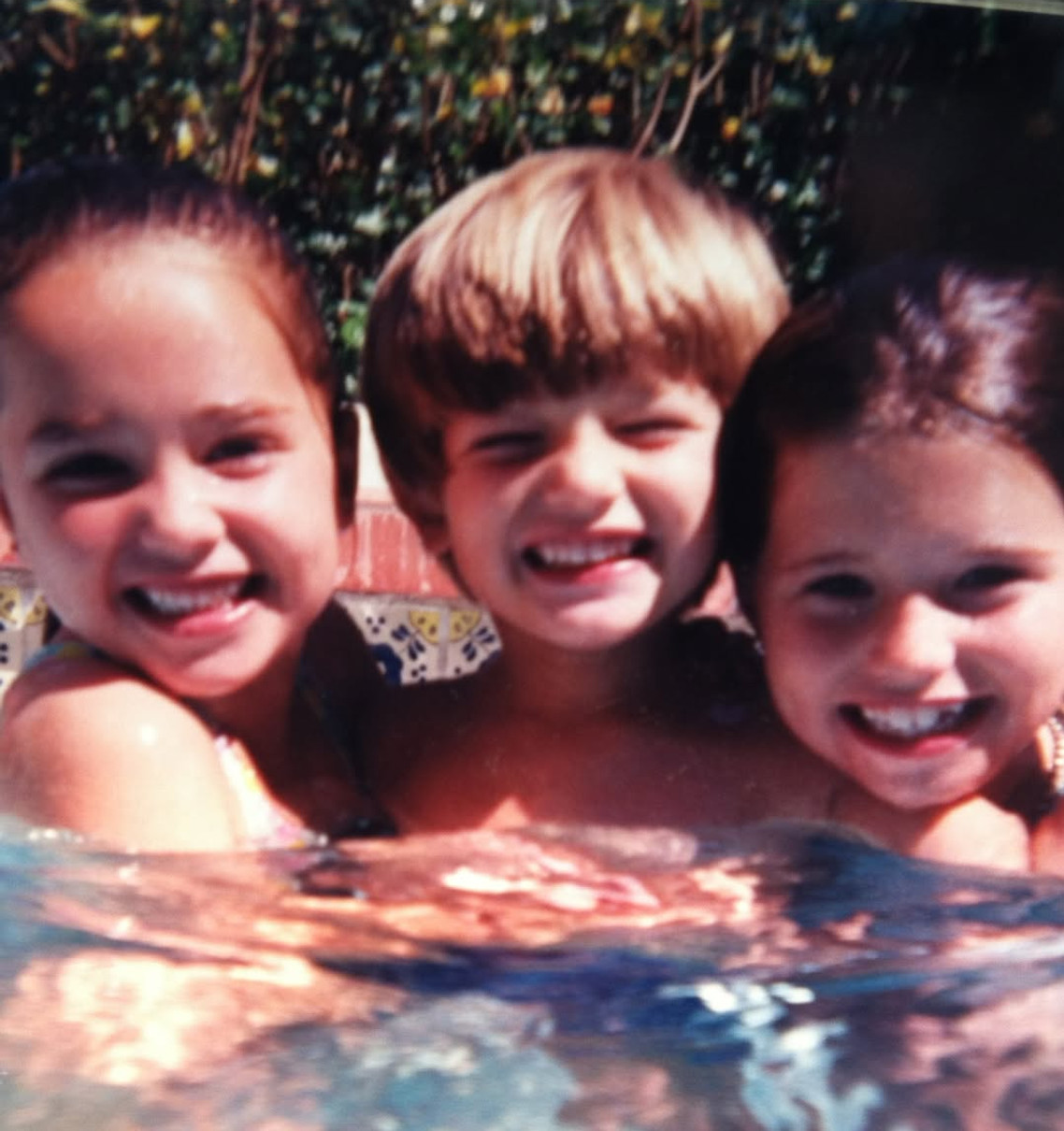 Дочка Шварценеггера привітала брата з 32-річчя архівними фото