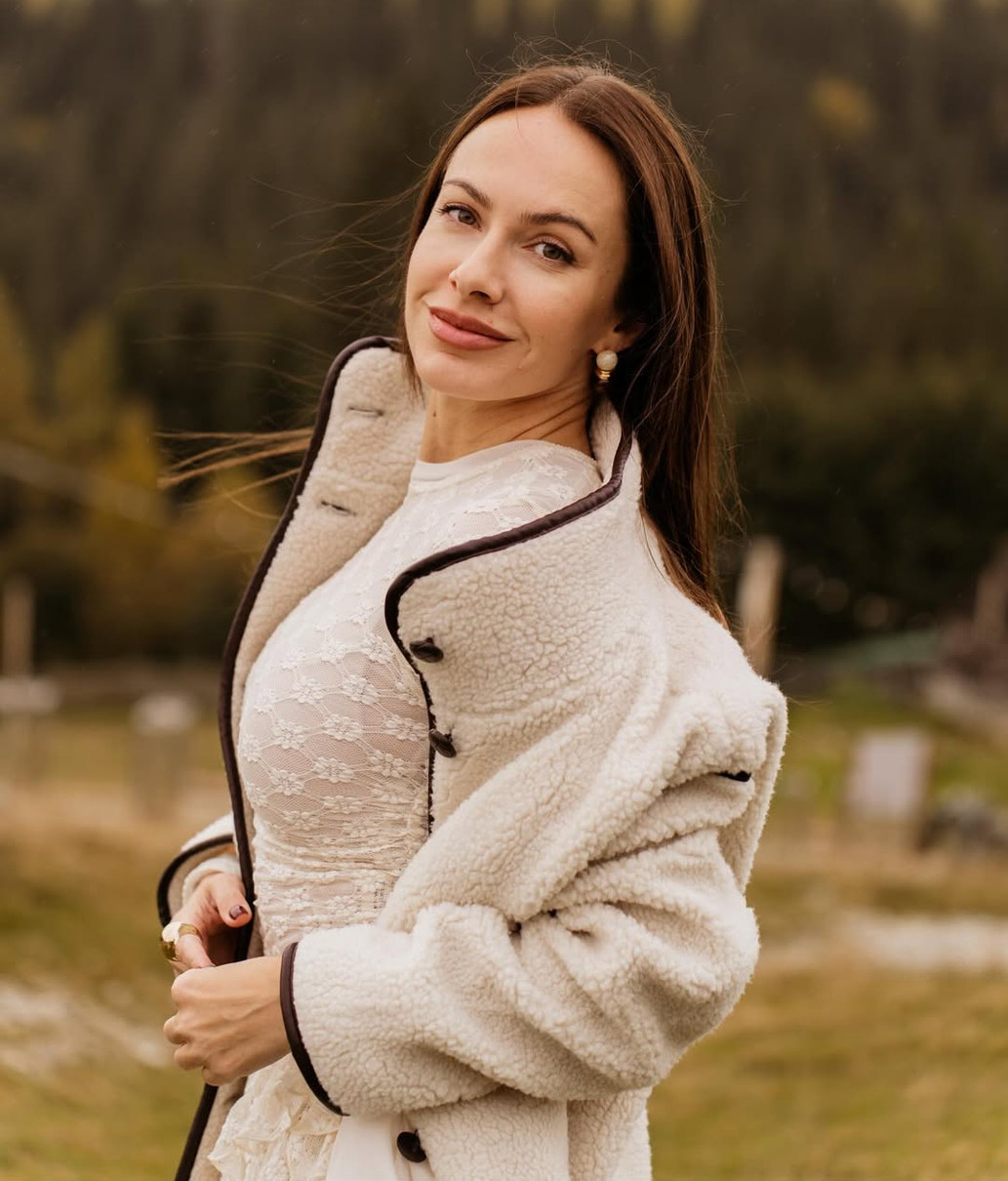 Христина Горняк у стилі бохо грайливо попозувала на тлі Карпат