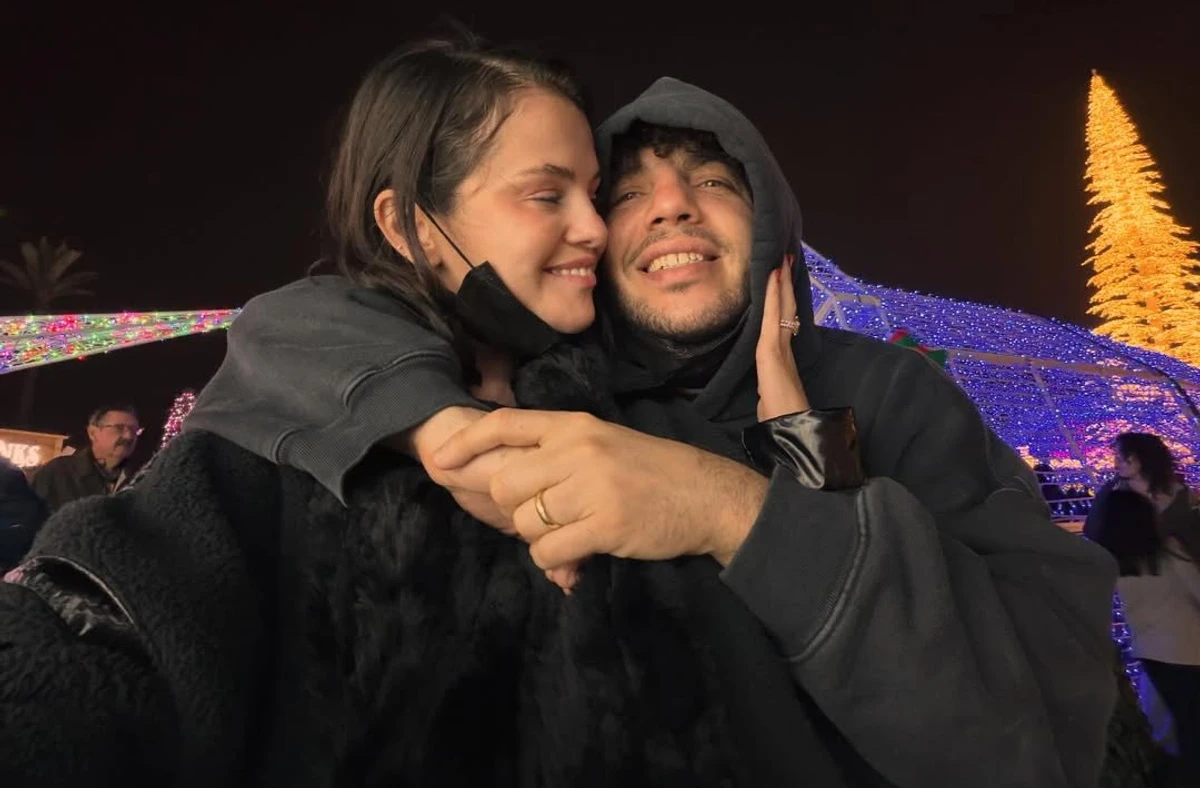 Селена Гомес показала обійми з коханим в парку розваг