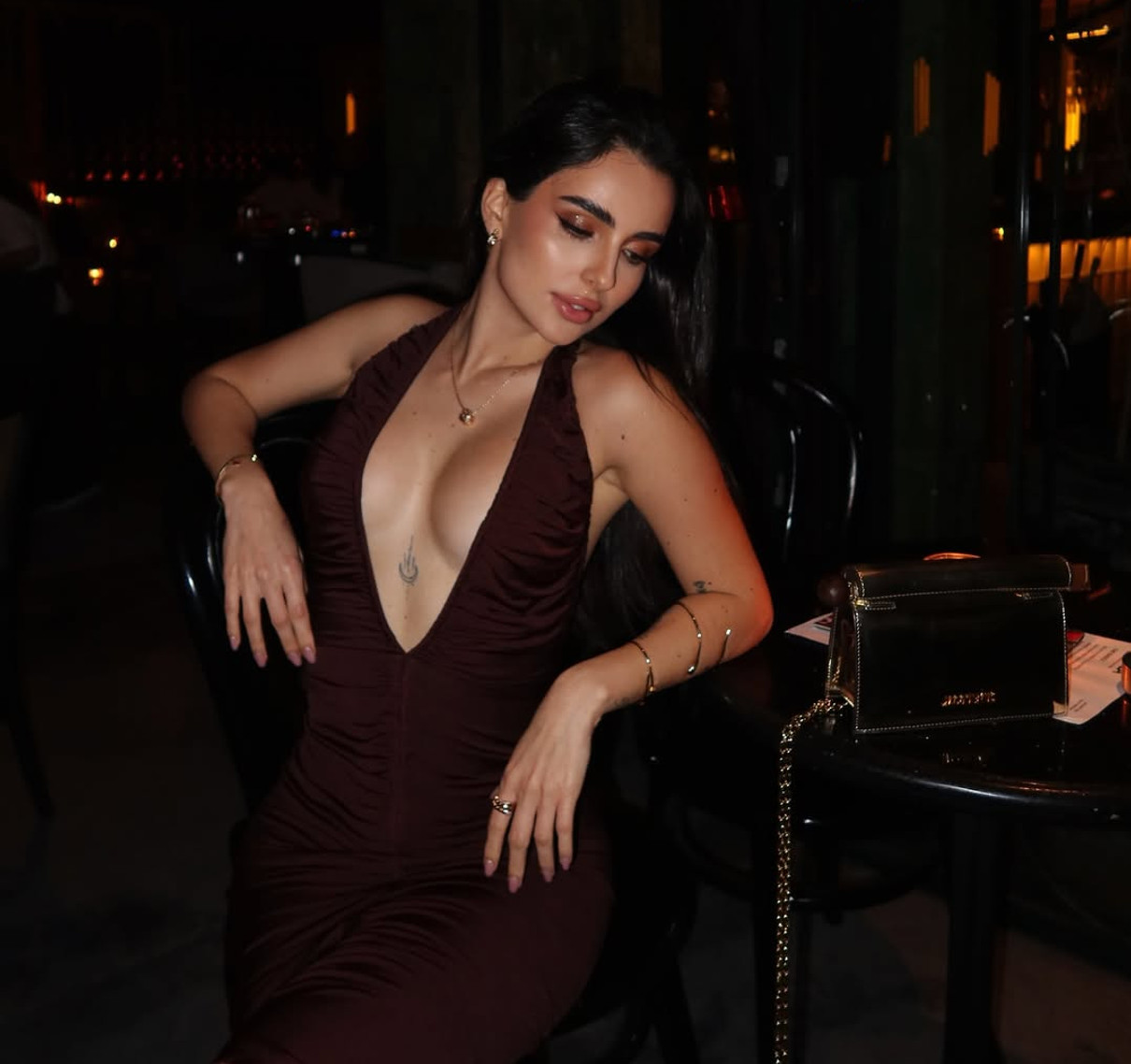 Анна Трінчер у декольтованій сукні похвалилася апетитним бюстом