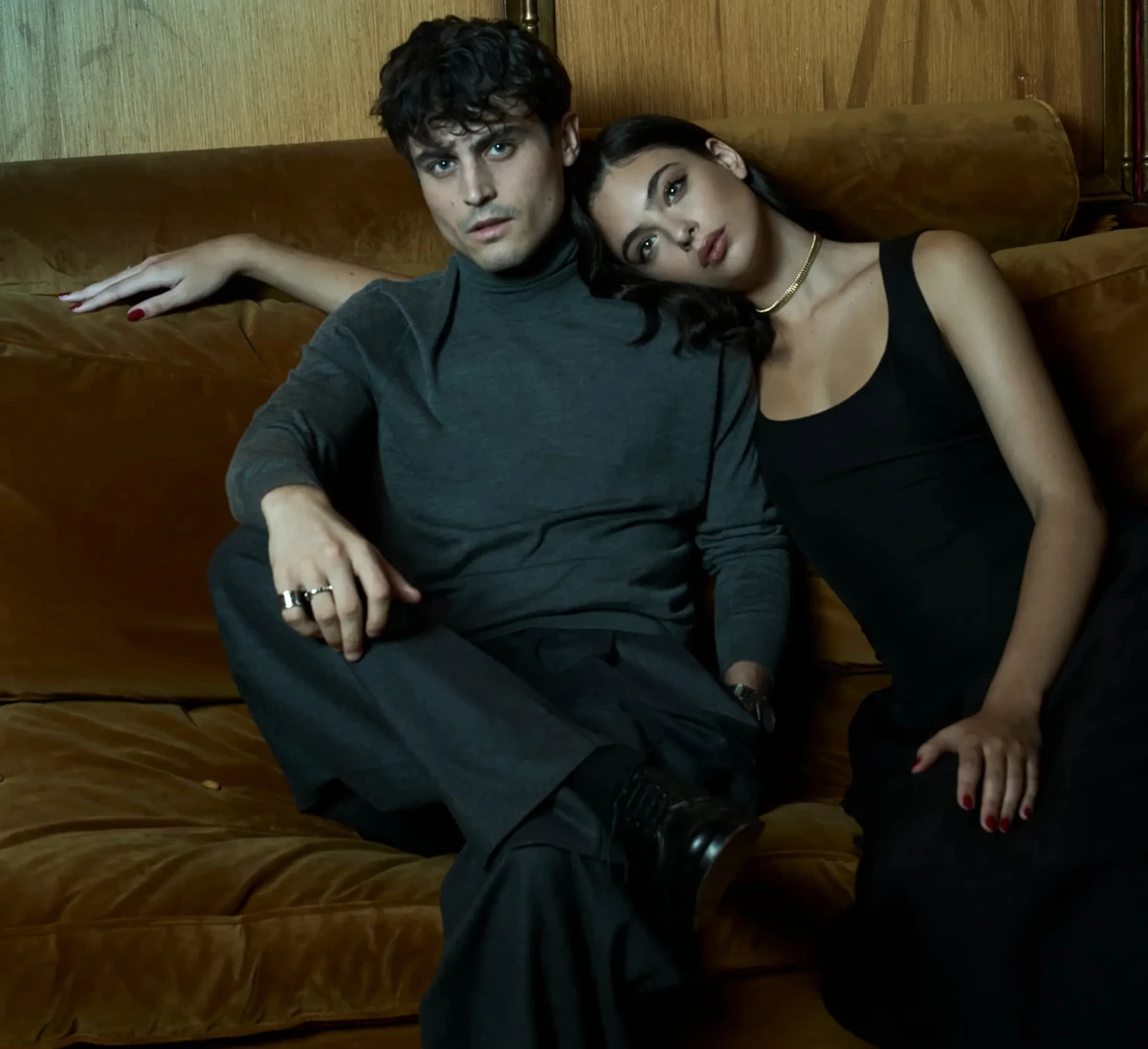 Дочка Белуччі і Касселя на дивані притулилася до колеги-актора