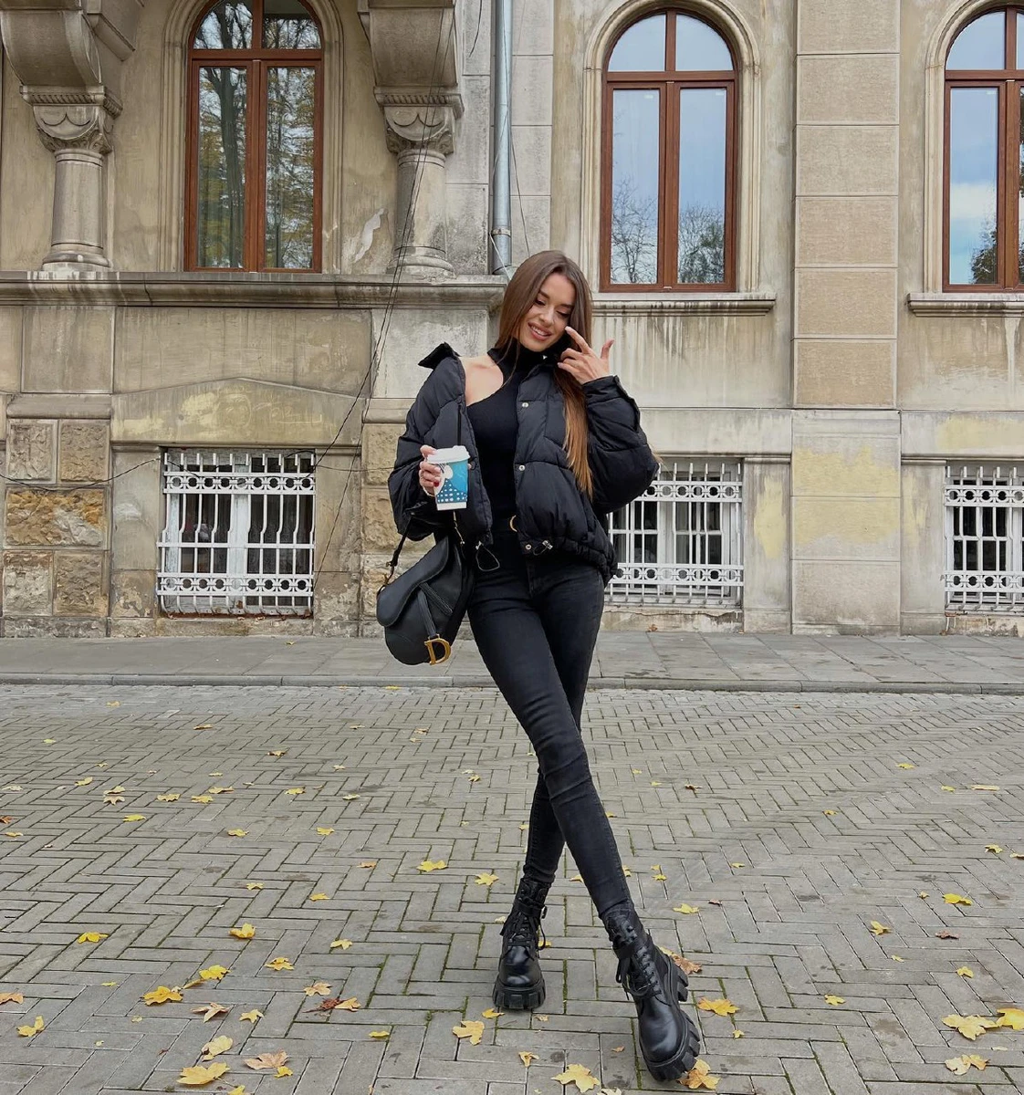 Дівчина вигуляла тотал блек у Чернівцях