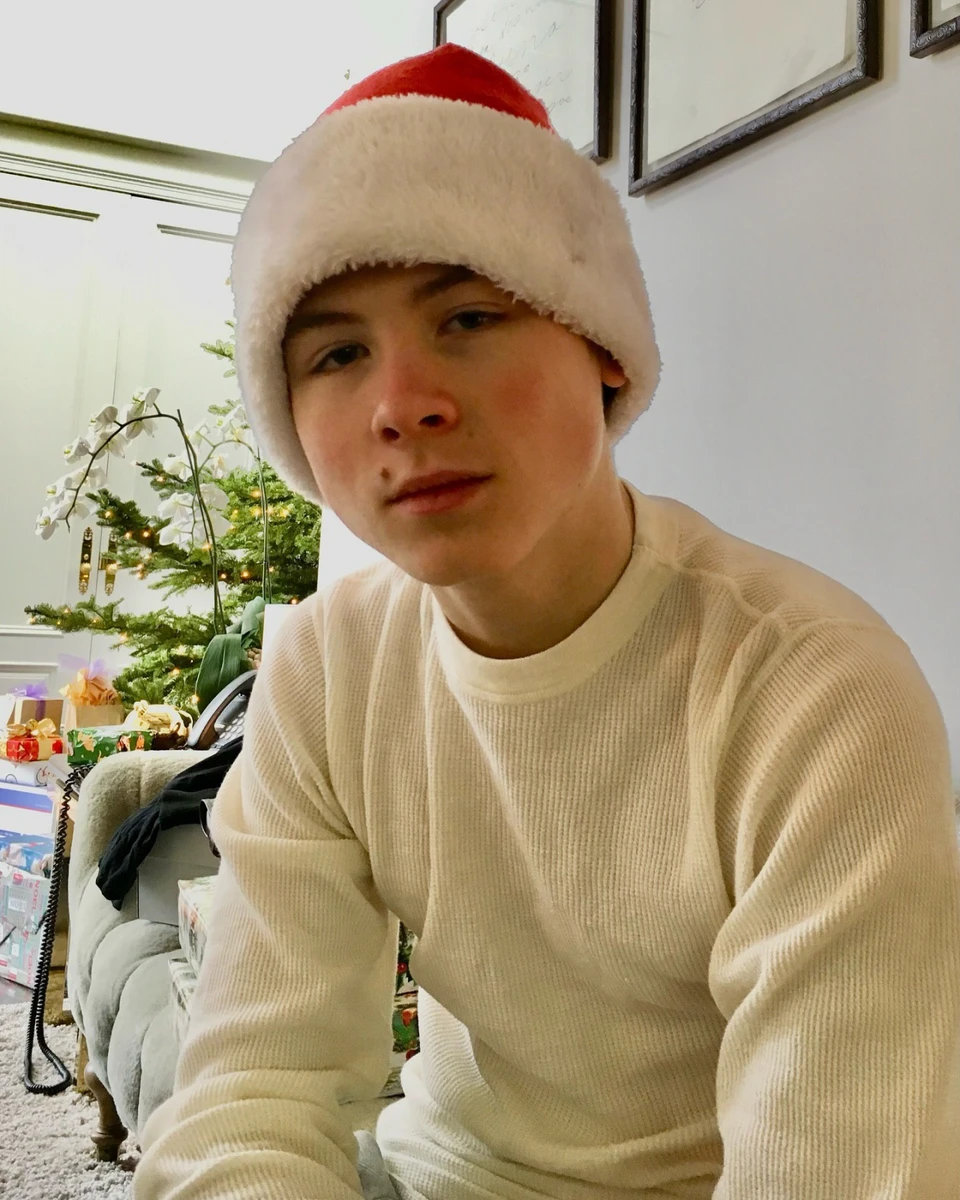 син Стоун у різдвяній шапці