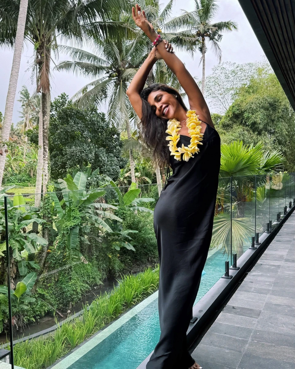 Дімопулос вигнулася на тлі Балі