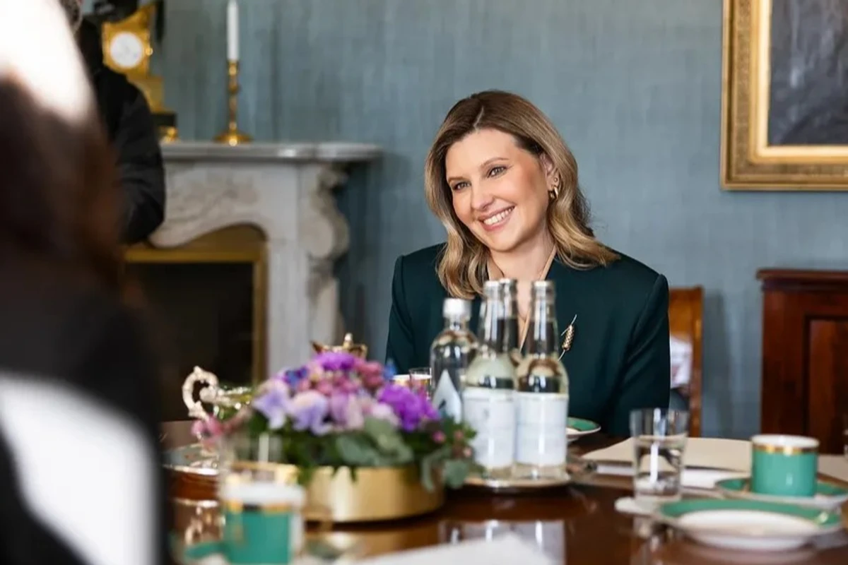 Зеленська з'явилася у стильному костюмі й символічній брошці