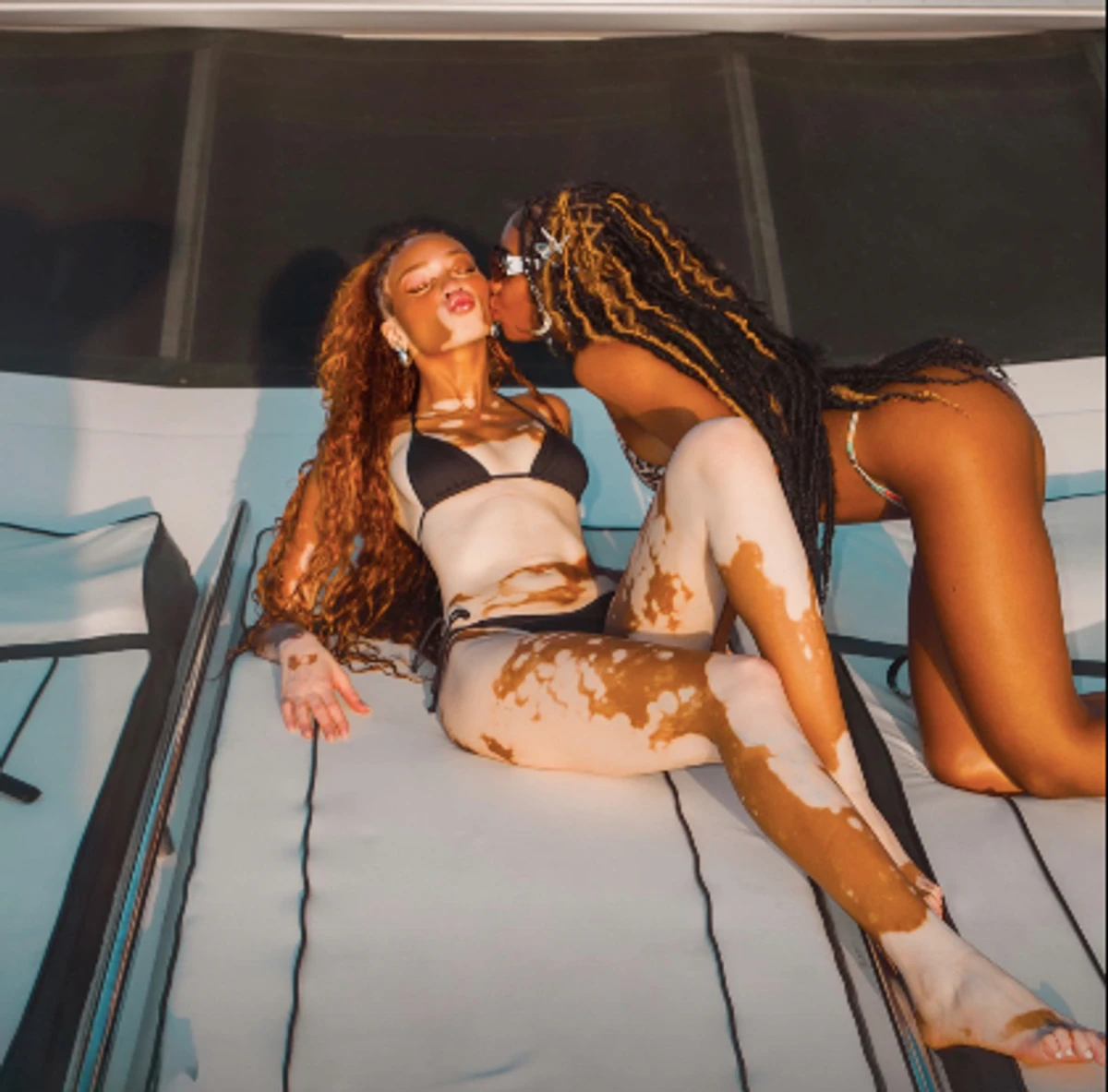 Модель Вінні Харлоу показала струнке тіло на човні