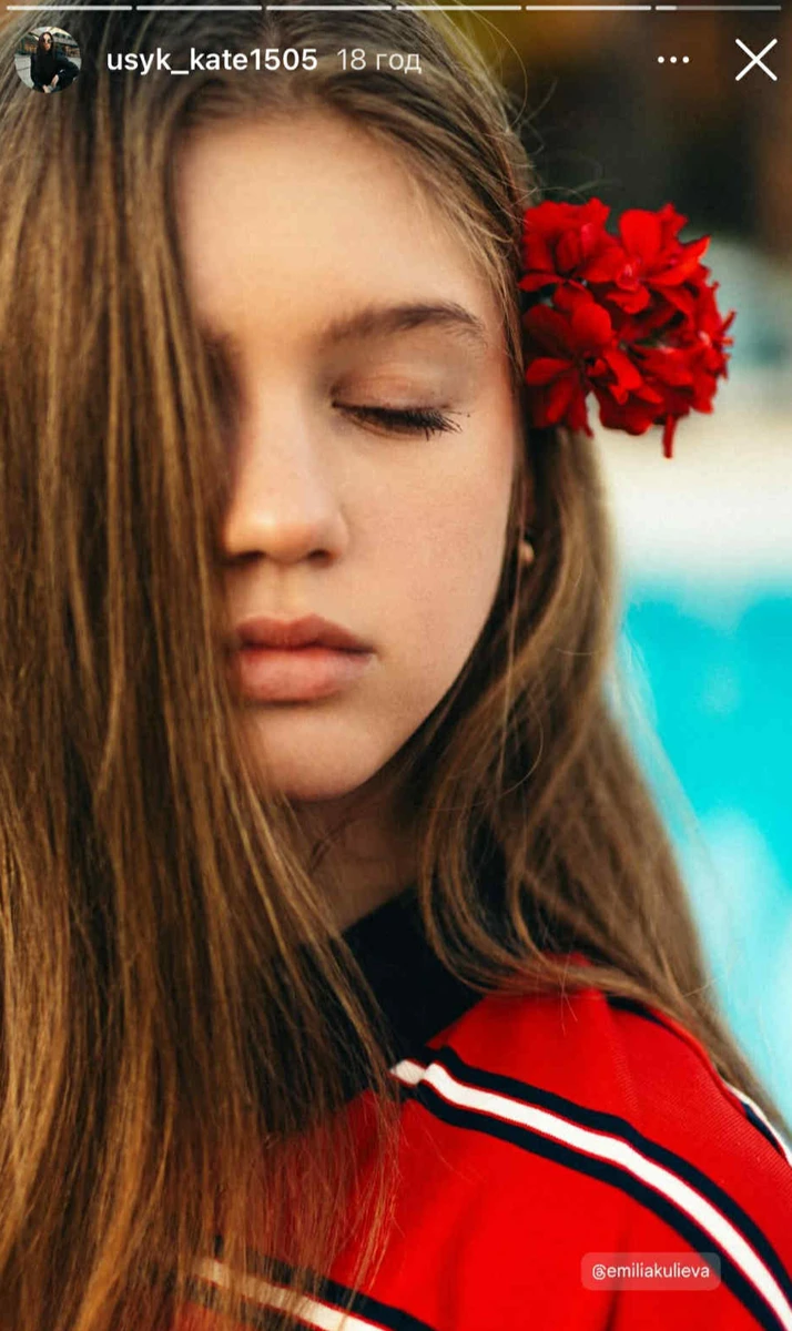 Дочка Олександра Усика з квіткою у волоссі