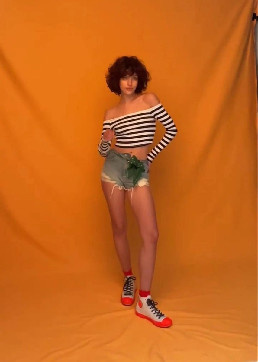 Олександра Кучеренко оголила ноги