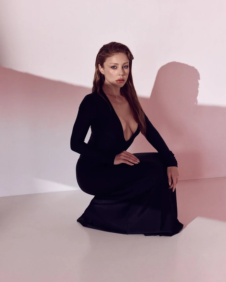 Тіна Кароль ефектно знялась у чорній сукні з декольте