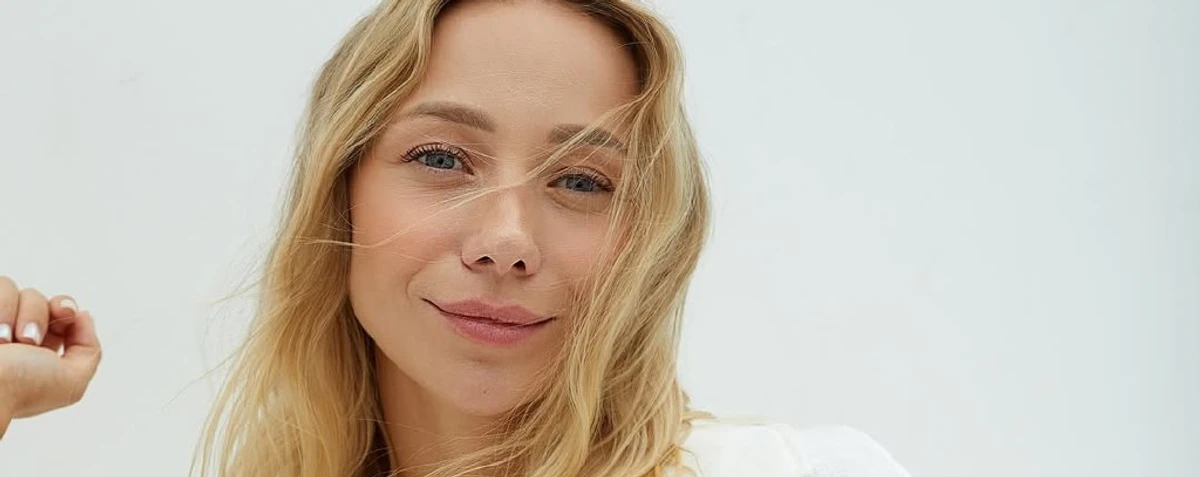 Репяхова у білому костюмі