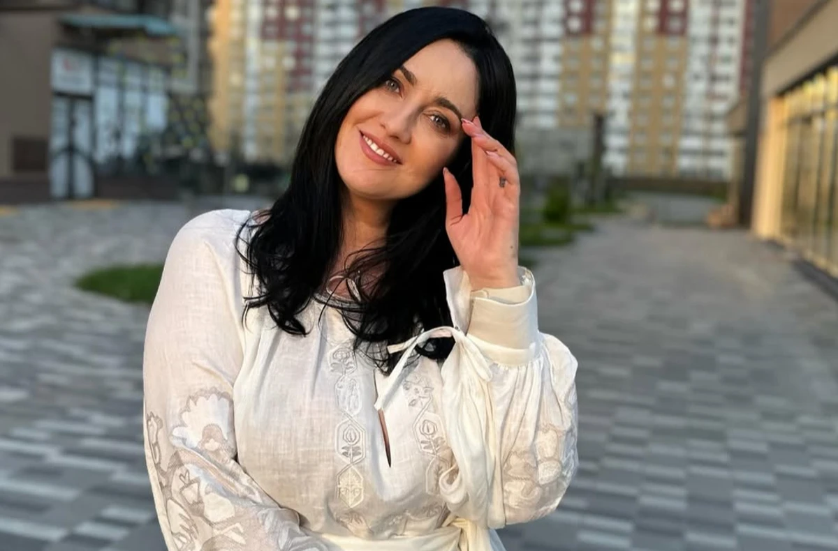 Соломія Вітвіцька позує для фото