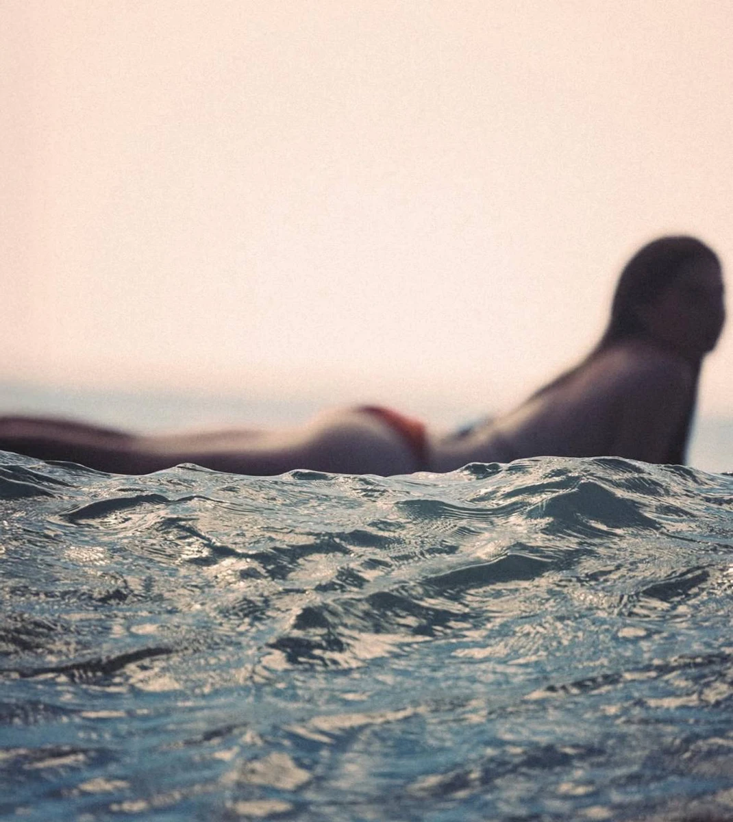 Усик посвітила сідницями