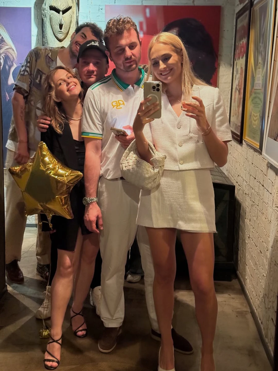 Анастасія Цимбалару у міні посвітила довгими ногами перед дзеркалом