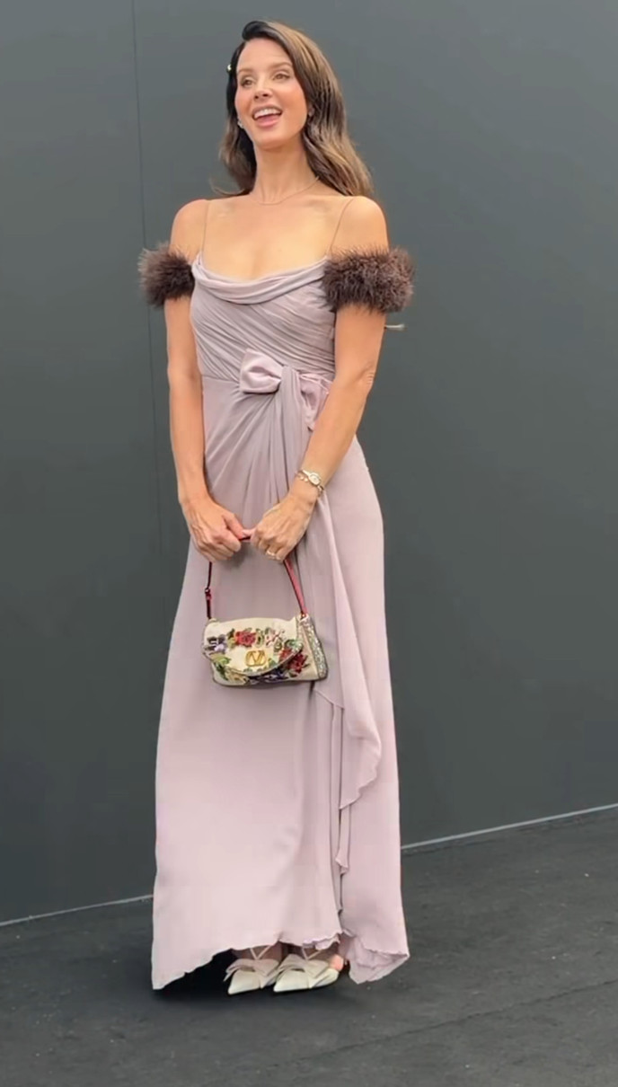 Лана Дель Рей у лавандовій сукні похвалилася стрункістю на показі мод