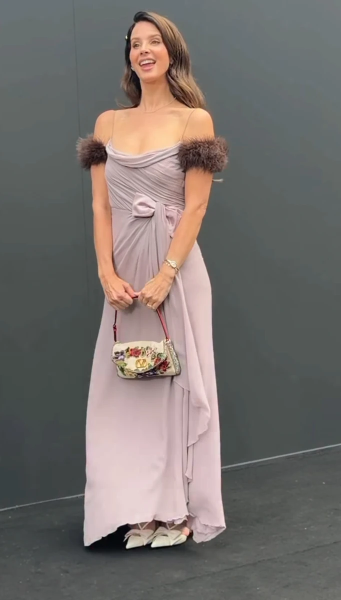 Лана Дель Рей у лавандовій сукні похвалилася стрункістю на показі мод