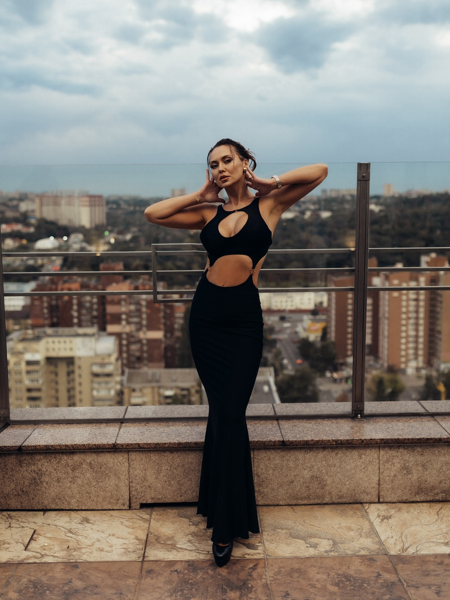 Саліванчук позує в сукні з голим животом