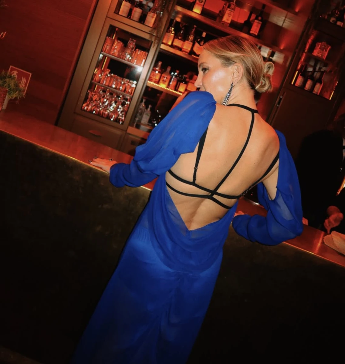 Кейт Хадсон з голою спиною ефектно попозувала у барі