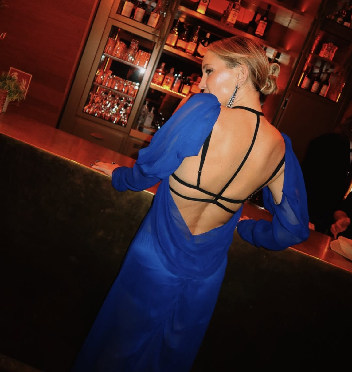 Кейт Хадсон з голою спиною ефектно попозувала у барі