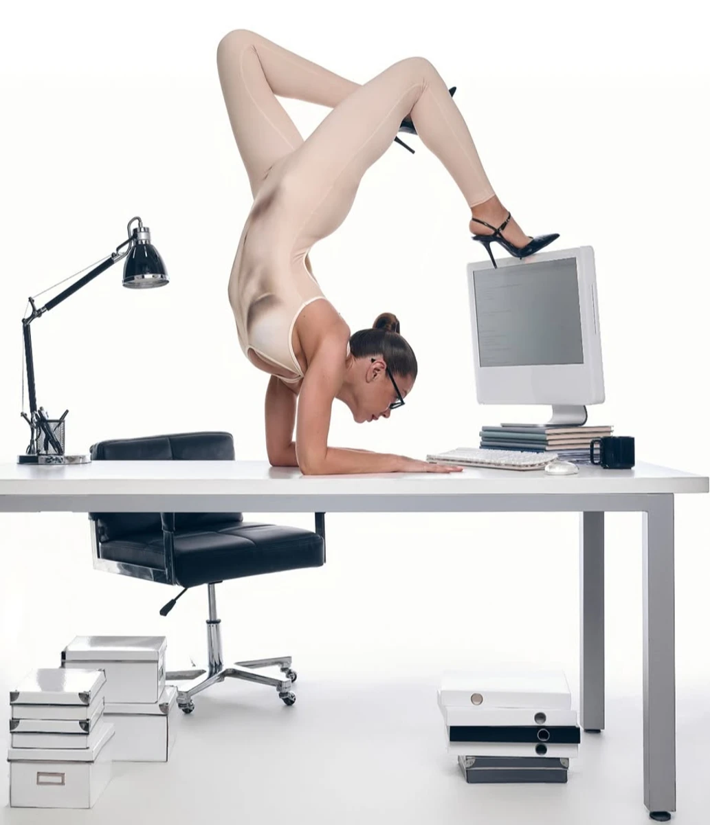 Тіна Кароль в обтислому луці встала в стійку на офісному столі