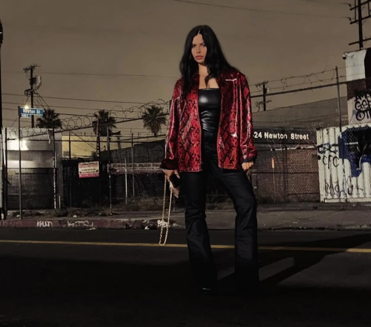 Дочка Фреймут у шкіряному луці ефектно попозувала вночі