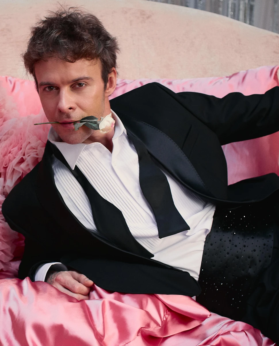 Макс Барських попозував на ліжку з квіткою у новому кліпі