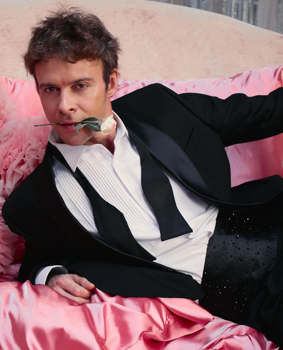 Макс Барських попозував на ліжку з квіткою у новому кліпі