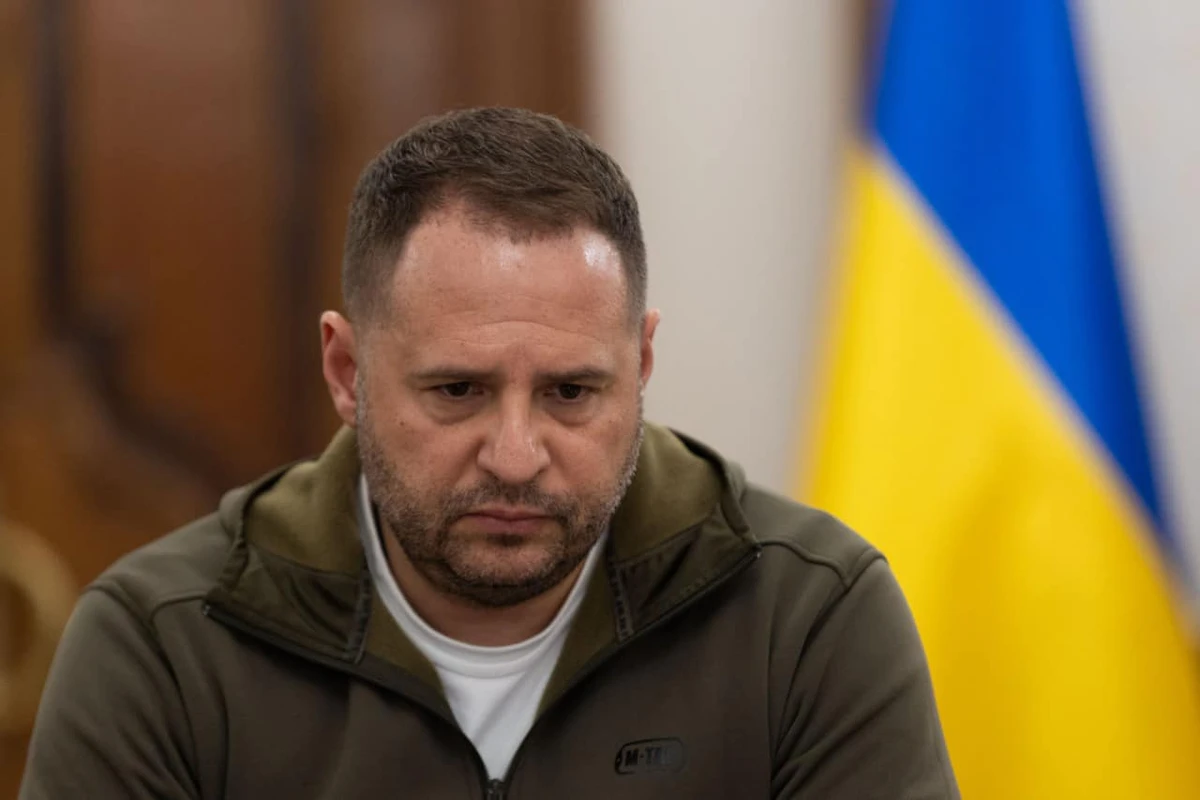 Андрій Єрмак позує для фото сумно