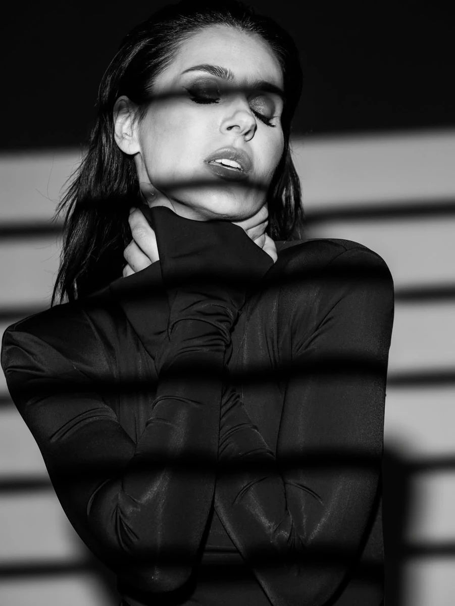 Маша Єфросиніна наробила ч/б фото