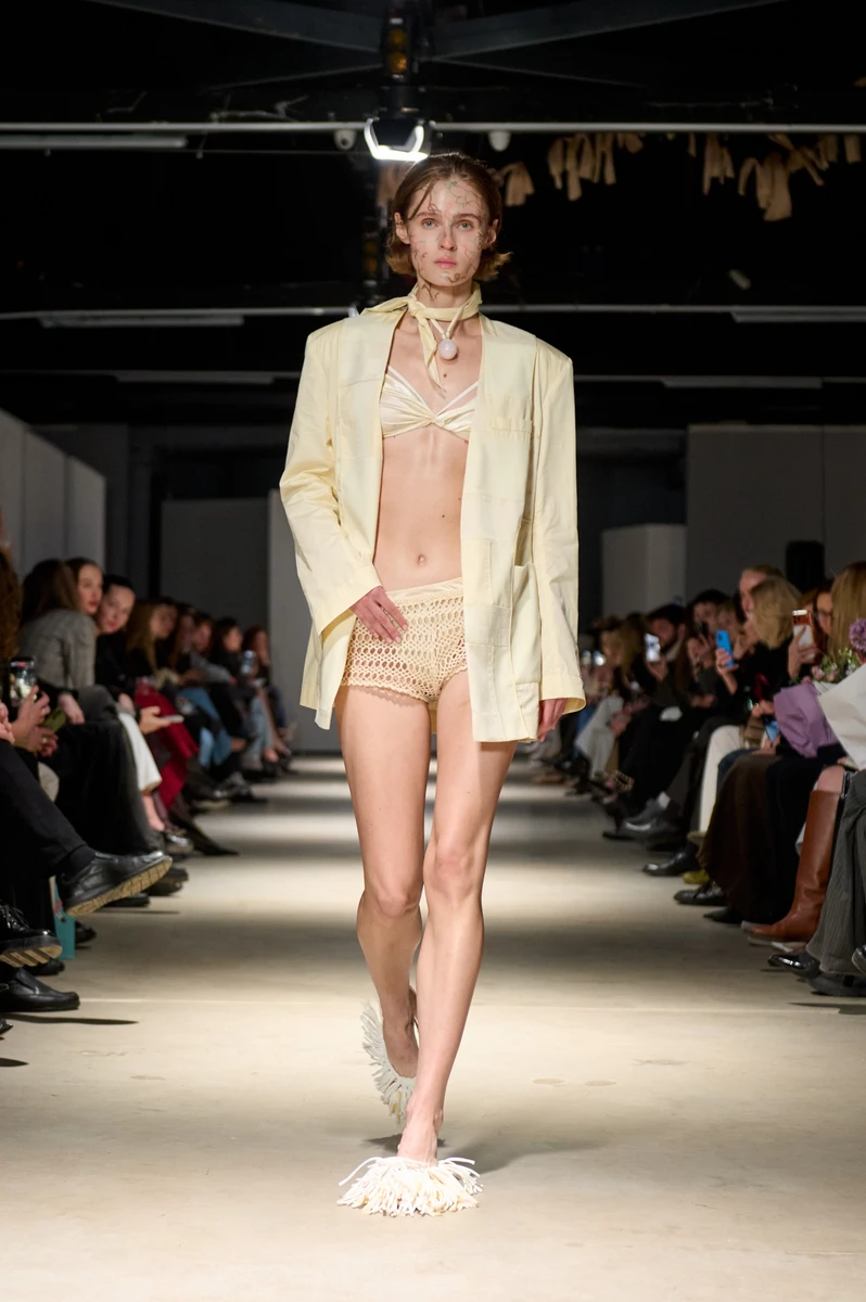 Dora K у прозорих шортах і ліфі на подіумі BOBKOVA