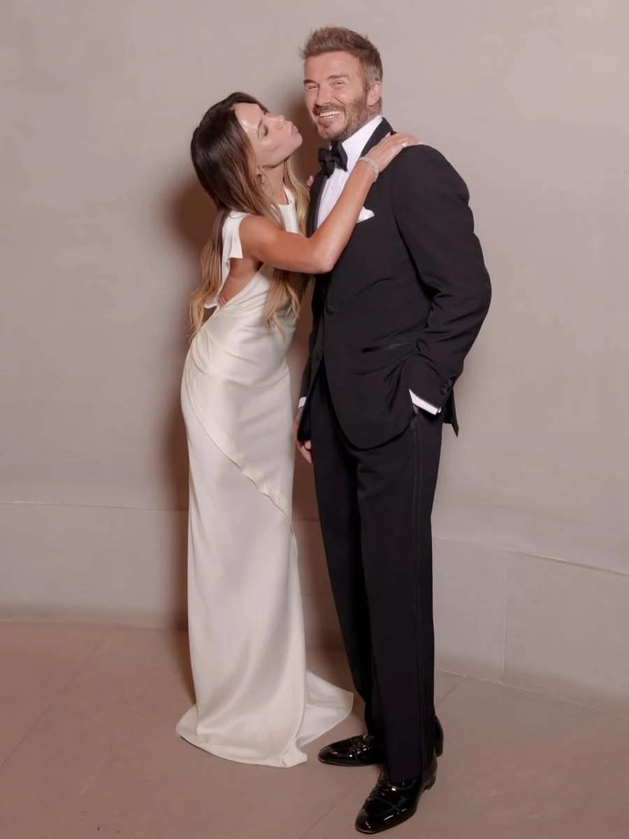 Девід у смокінгу і Вікторія Бекхем у сукні грайливо попозували на івенті