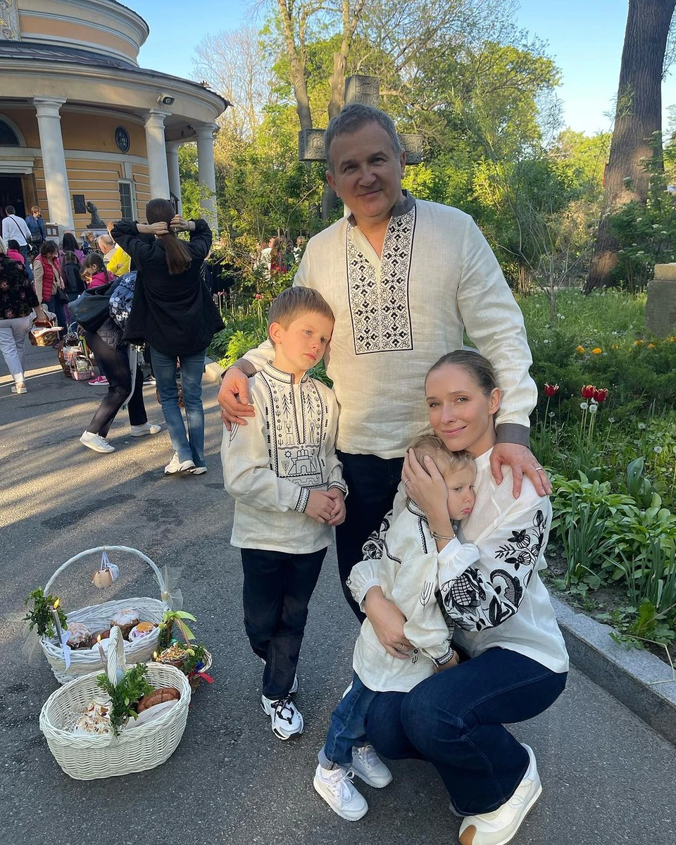 Ще одне сімейне фото коло церкви